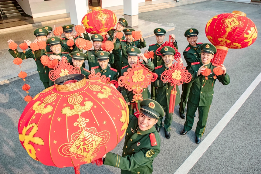 武警廣西總隊(duì)防城港支隊(duì)官兵親手扮靚營區(qū)，喜迎新春佳節(jié)。