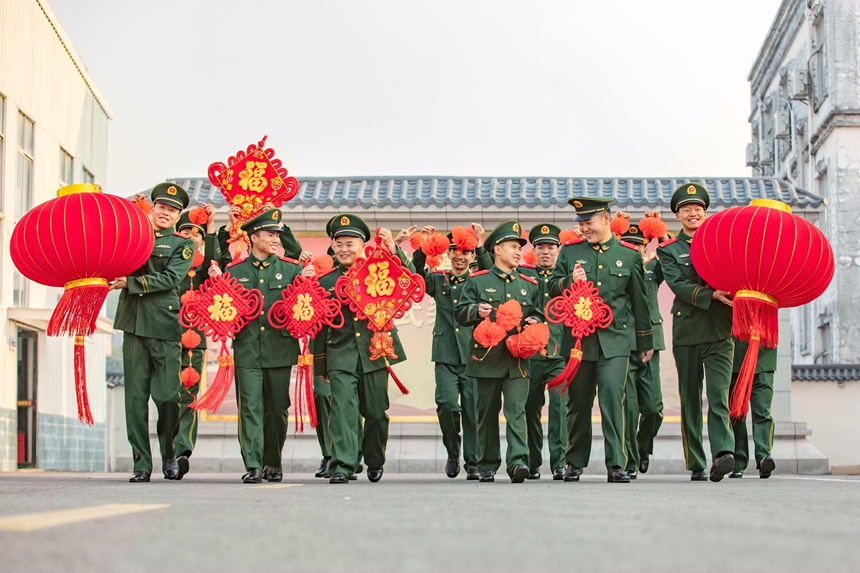 武警廣西總隊(duì)防城港支隊(duì)官兵親手扮靚營(yíng)區(qū)，喜迎新春佳節(jié)。
