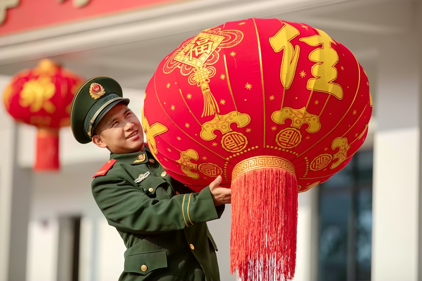武警廣西總隊防城港支隊官兵親手扮靚營區(qū)，喜迎新春佳節(jié)。