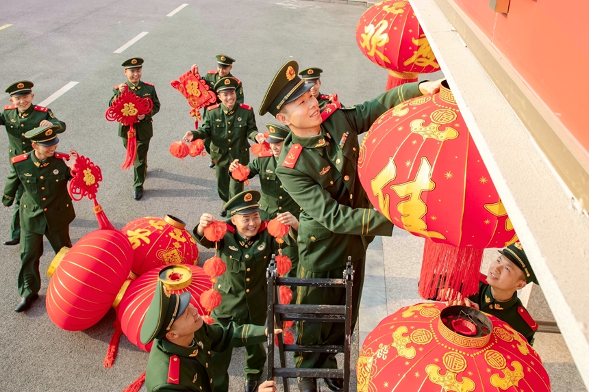 武警廣西總隊防城港支隊官為營區(qū)掛上新年燈籠，喜迎新春佳節(jié)。