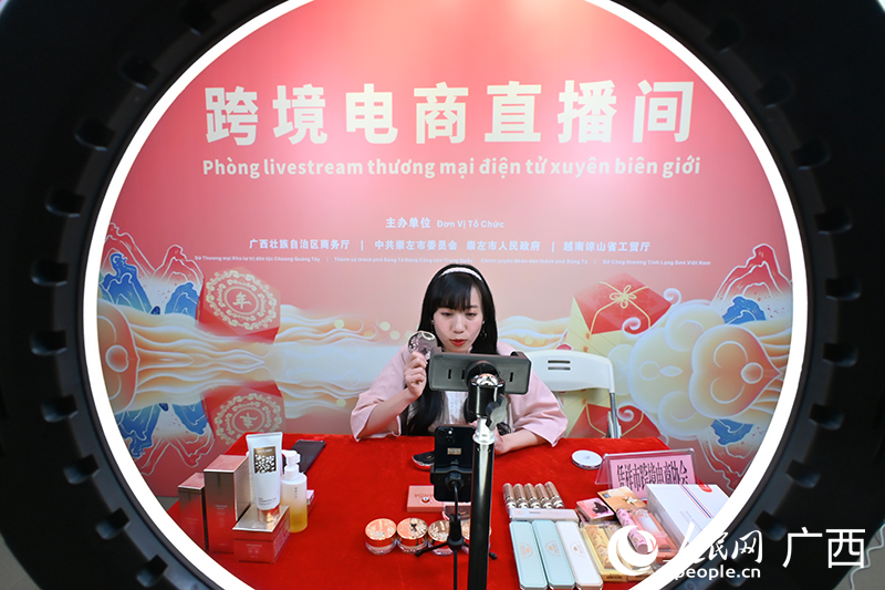 越南語(yǔ)主播正在直播帶貨。人民網(wǎng) 雷琦竣攝