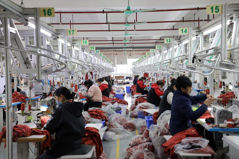 賀州市天昊服飾有限公司的工人在趕訂單。