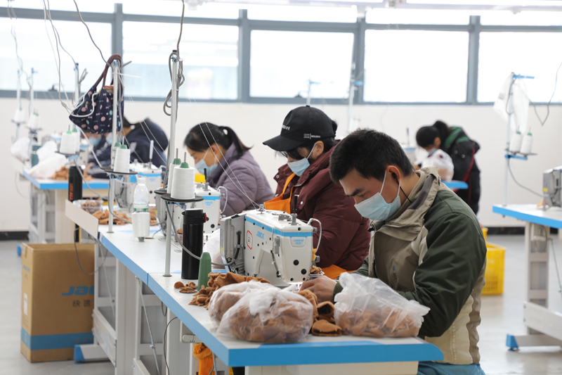廣西樂吉兒玩具有限公司內(nèi)工人在生產(chǎn)熱銷玩具。