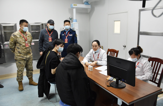 應(yīng)征青年正在進(jìn)行信息登記。李海軍攝