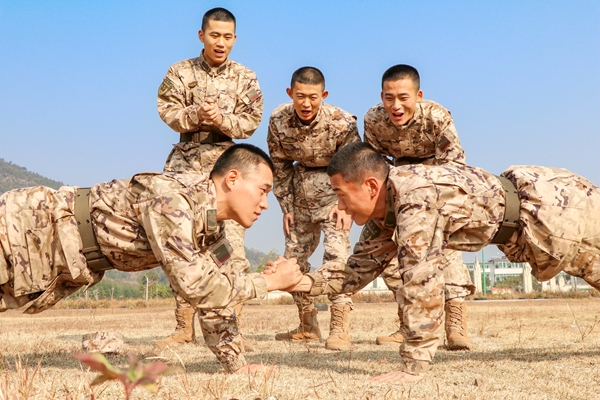 兩名新兵在進行俯臥撐比拼。