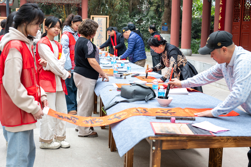 當地美術家和書法家們攜手為市民群眾義寫春聯(lián)送祝福，喜迎新年到來。何華文攝