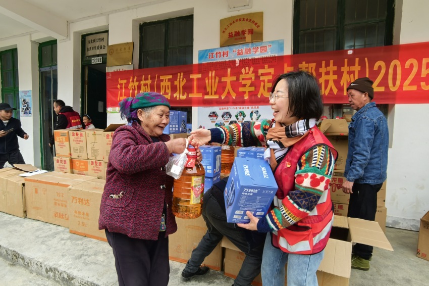 發(fā)放慰問品。陸風攝