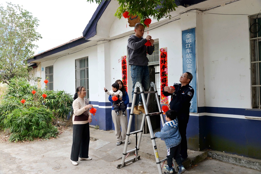 覃柳宜及家人在警務(wù)區(qū)門口樹上掛燈籠。孫赟飛攝
