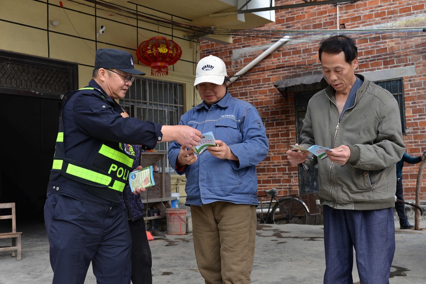 覃柳宜到鐵路沿線村莊開展鐵路安全宣傳。孫赟飛攝