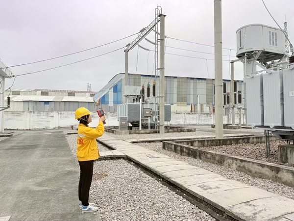 職工在黎湛線松柏嶺牽引變電所對(duì)1#主變?cè)O(shè)備進(jìn)行測(cè)溫。葉華穎攝
