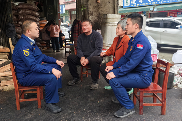 對(duì)國家隊(duì)消防員進(jìn)行家訪。