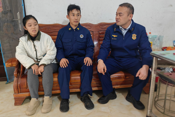 對(duì)政府專職消防員進(jìn)行家訪。