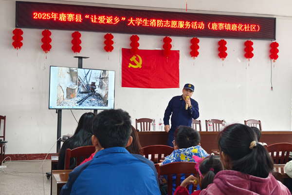 學(xué)習(xí)消防安全知識(shí)。黃柏財(cái)攝