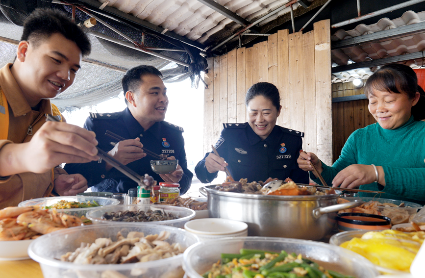 陳張揚(yáng)與漁民們共進(jìn)午餐。