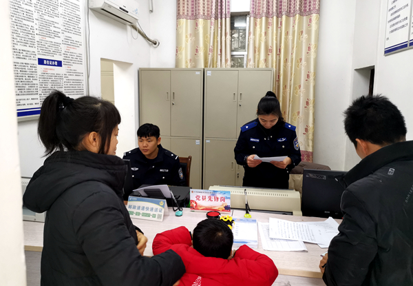值班民輔警熱情耐心為群眾解答、辦理戶籍業(yè)務(wù)