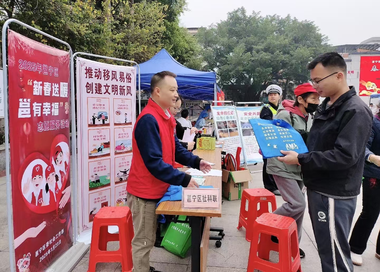 向群眾發(fā)放社科宣傳手袋