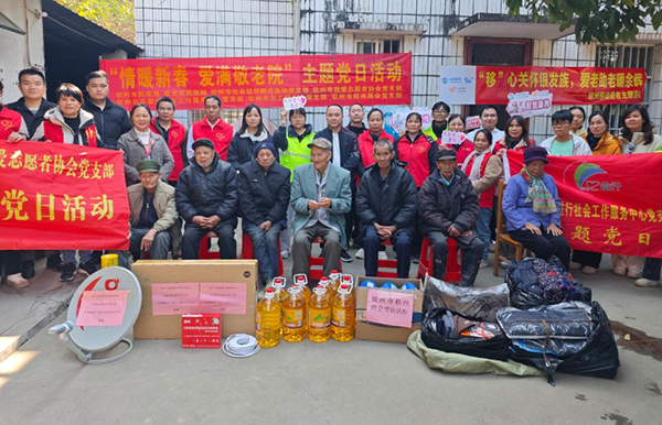 廣西移動(dòng)欽州分公司攜手各級(jí)單位走進(jìn)社區(qū)慰問(wèn)老人。陸精思攝