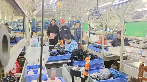 工作人員到企業(yè)走訪。