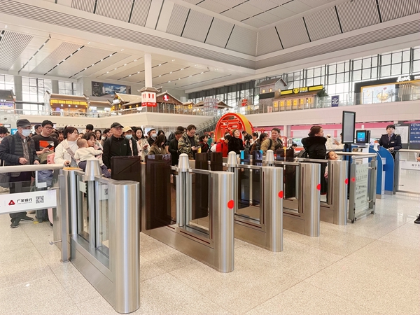 元宵節(jié)當(dāng)天，旅客在南寧東站有序乘車。于莉攝