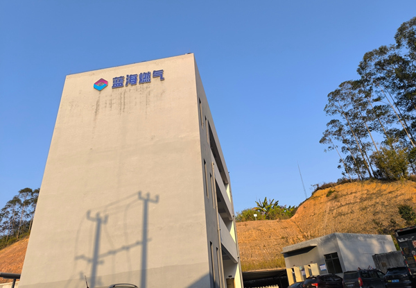 廢棄的鐵鍋廠變身藍海燃氣項目。李燕攝