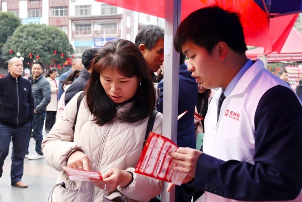 資源縣召開專場招聘會破解用工難題，現(xiàn)場會中提供各類就業(yè)崗位1668個，現(xiàn)場咨詢就業(yè)崗位信息人數(shù)1000余人，幫助企業(yè)節(jié)后第一時間完成節(jié)后員工招聘（圖：姜楠）