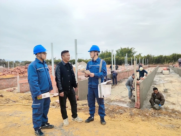 電力服務(wù)人員了解客戶的用電需求。方天學(xué)攝