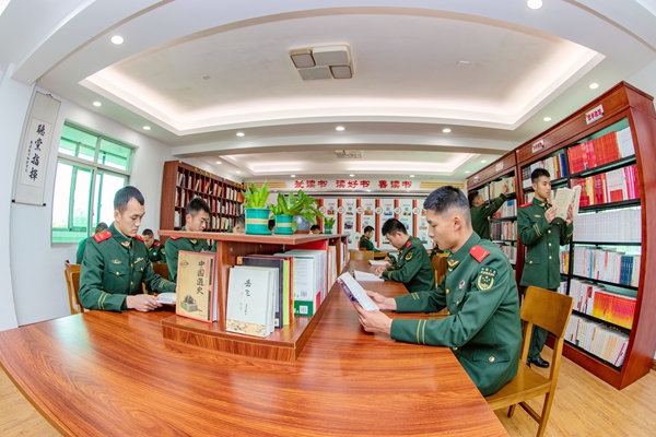武警官兵們在強(qiáng)軍書屋閱讀書籍。