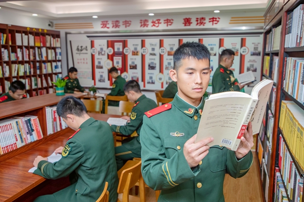 武警官兵們在強軍書屋閱讀書籍。