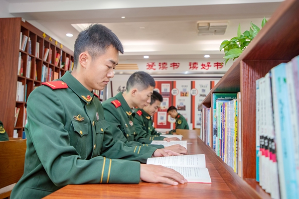 武警官兵們?cè)趶?qiáng)軍書屋閱讀書籍。