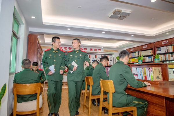 一名戰(zhàn)士正在與戰(zhàn)友分享讀書體會。