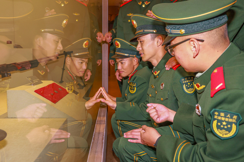 新兵在龍州起義紀(jì)念館學(xué)習(xí)參觀。 歐陽(yáng)明君攝