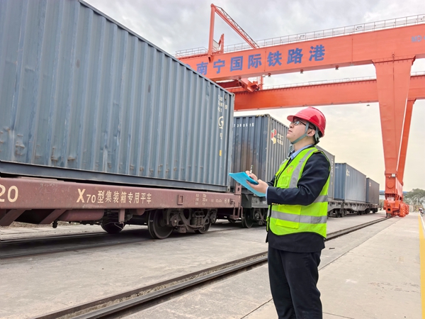 圖 :李志核對(duì)班列信息,確保貨物運(yùn)輸安全。陳星宇攝