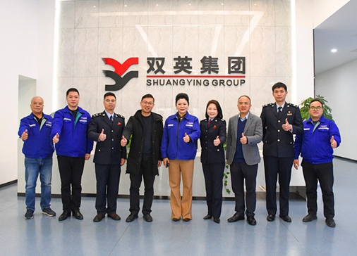 圖為楊英為廣西稅務部門的高效工作點贊。龍睿攝