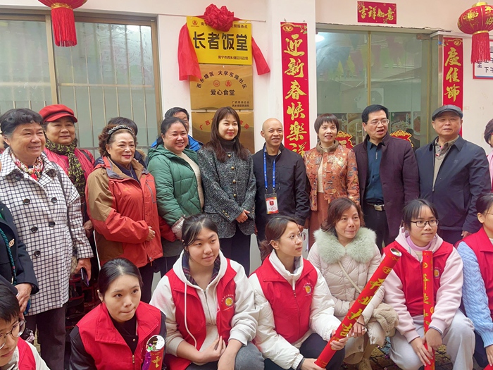 大學(xué)東路社區(qū)愛(ài)心食堂開(kāi)業(yè)現(xiàn)場(chǎng)。何廣良攝