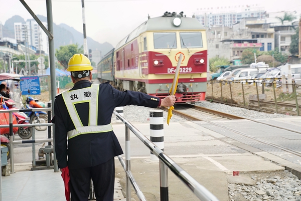 道口工朱貴華進(jìn)行接車作業(yè)。宋彤波攝