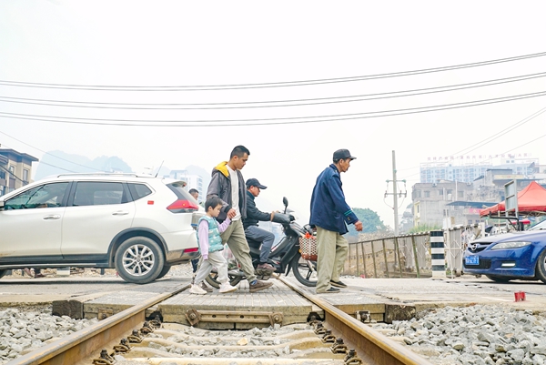 行人、車(chē)輛有序通過(guò)鐵路道口。廖婧余攝