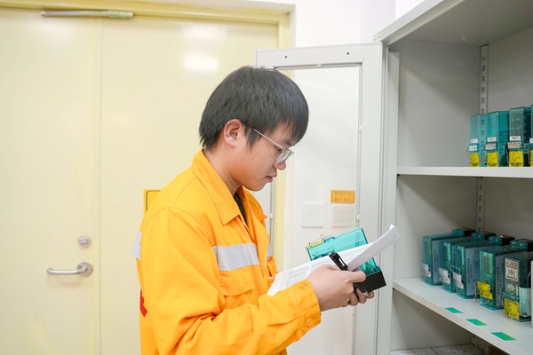 職工對信號繼電器備品進行清點。黃海明攝