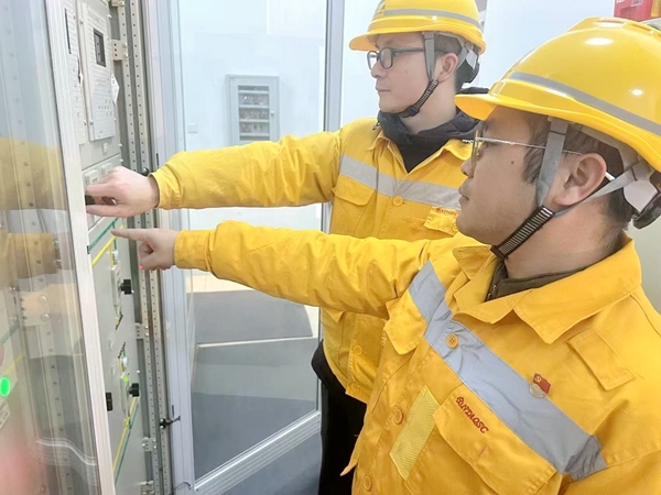 職工對越區(qū)隔離開關進行遠動分合試驗。陳偉偉攝