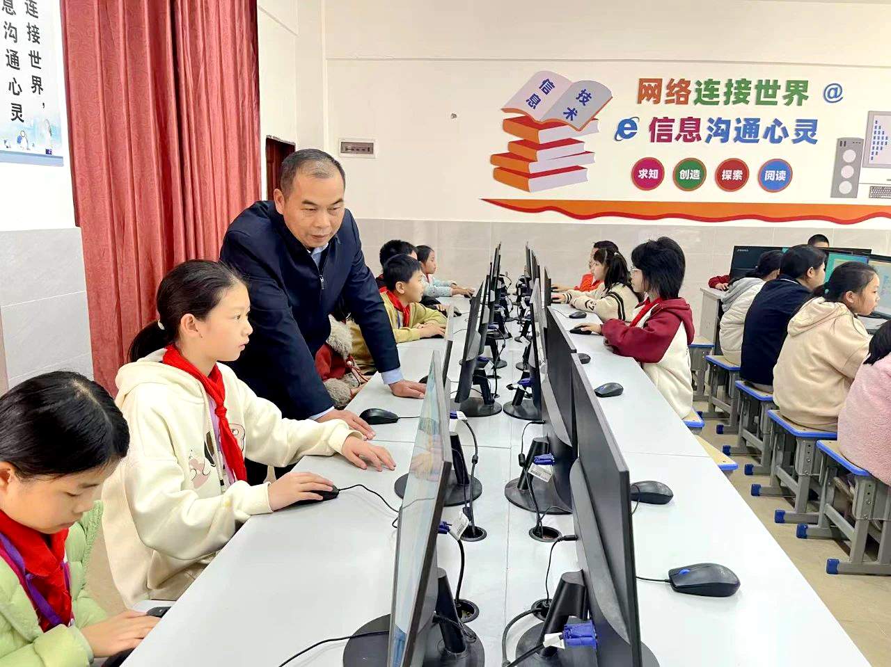 學(xué)校組織開展人工智能興趣小組活動(dòng)。馮雪鴻攝