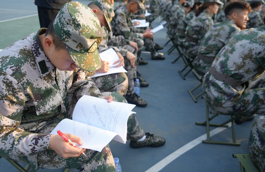 軍事教學(xué)活動(dòng)比賽現(xiàn)場(chǎng)。羅明都攝