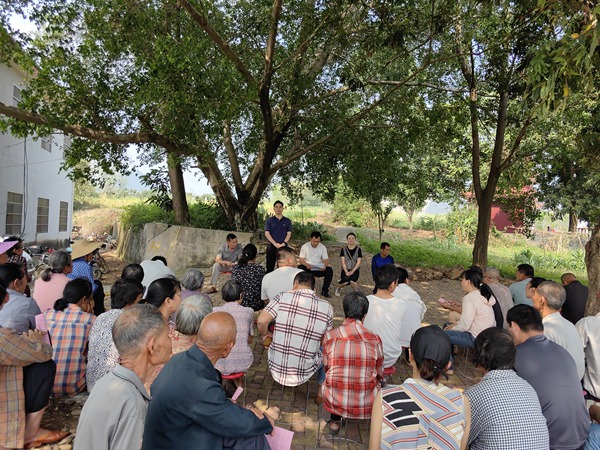 馬山縣百龍灘鎮(zhèn)人大代表進(jìn)村開展移風(fēng)易俗宣傳