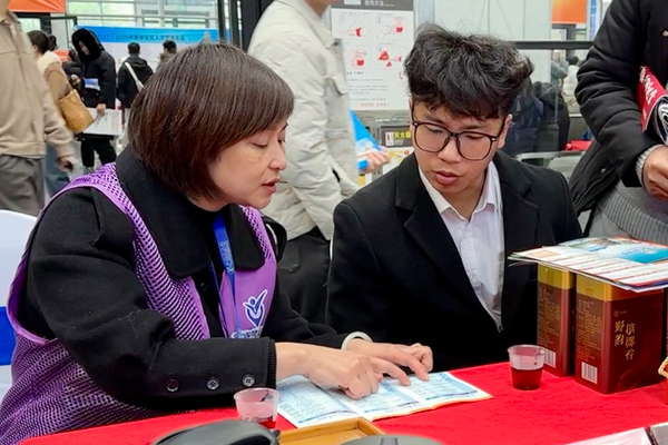 梧州市“金牌就業(yè)管家”為求職者介紹人才政策。