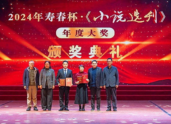 甘應鑫（左三）在頒獎典禮現(xiàn)場。潘劍攝