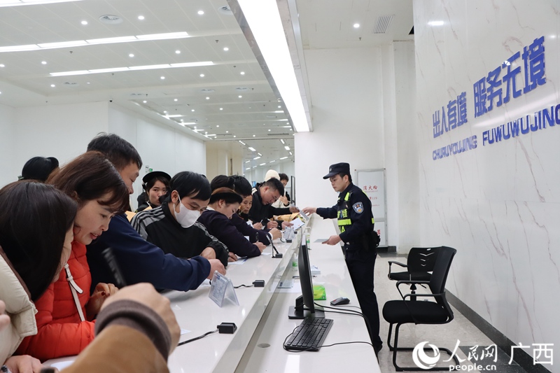 越南游客從碩龍口岸入境。人民網(wǎng)記者 覃心攝