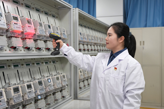 蘇圓圓立足崗位，履職盡責，確保電能計量的公平公正。鄧有雄攝