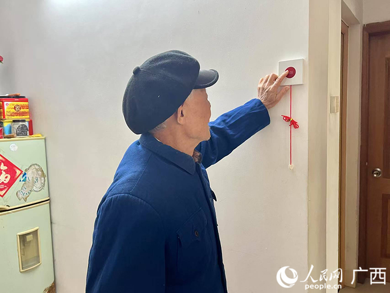 一旦發(fā)生意外，老人可通過(guò)按鍵或輕拉繩子進(jìn)行緊急報(bào)警。人民網(wǎng) 韋歡攝