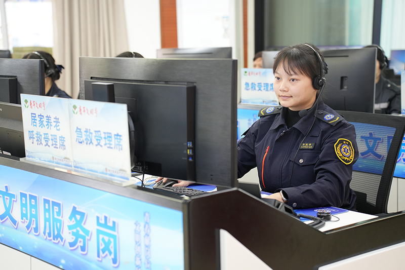 居家養(yǎng)老呼救受理席。南寧急救醫(yī)療中心供圖