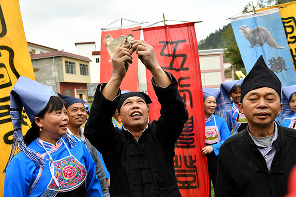 3月1日，廣西東蘭縣巴疇鄉(xiāng)巴英村舉辦螞??節(jié)民俗活動迎新春。高東風(fēng)攝