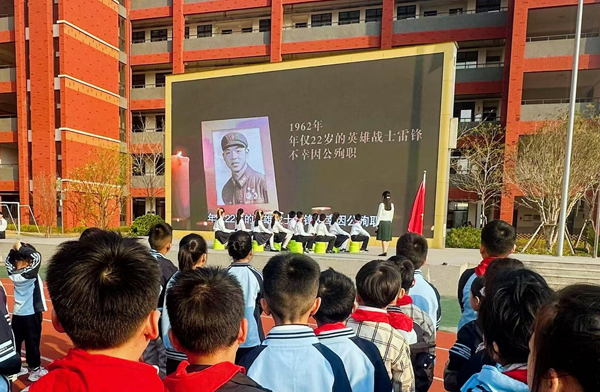 啟動儀式現(xiàn)場，師生們重溫雷鋒的生平事跡。宋炟霖攝