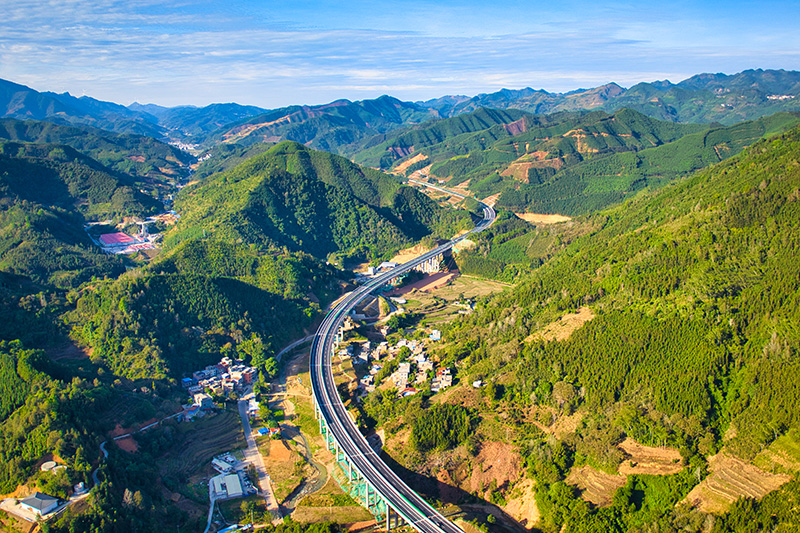 百色—那坡—平孟公路(那坡至平孟口岸段)。廣西新發(fā)展交通集團供圖